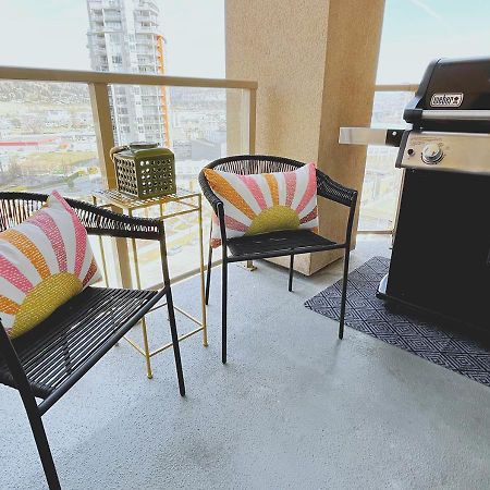 Downtown Waterfront Kelowna Oasis Newly Renovated 2Bed 2Bath Apartment Exterior photo